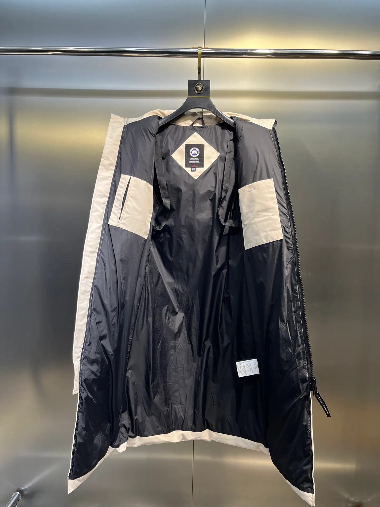 P860 CANADA GOOSE parka 22 styles ➖ Genuine synchronous anti-counterfeiting chip sensor! ➖ Imported 21-count polyester-cotton blended original fabric [last year’s 16-count/18-count hard fabrics have been completely eliminated, this year all use 21-count genuine synchronous fabrics, the soft mid-strap feels delicate and textured], genuine synchronous Feather-Light 10D waterproof coating fabric, made of 84.5 polyester fiber and 15.5 cotton, 100% the best feel in the entire network! ➖ The genuine official website is synchronized with the national standard 80 white duck down, you can check the official website customer service, there will never be a series of misleading claims such as 90 down or goose down! ��� Using the best nylon lining with double double-layer sealing design, velvet-proof No. 7 needle + grid-filled down ready-made garments, there is 100% no so-called velvet running! ➖ The cuffs are designed with thickened seamless threads, and the collar and pockets are lined with top-quality polar fleece to keep you warm and comfortable! ➖ Yoshida YKK provides original custom-made electroplated sliders. YKK two-way lockable zippers are tight and smooth and will not peel off paint! ➖ 3M composite guarantees that the Velcro is the same as the original, durable, and all accessories and hardware are custom-made! ➖ Imported BEHRINGER embroidery machine to customize the 10,000-needle embroidery logo, 98% of which can be reproduced to restore the original logo. You can check and compare on the official website! ➖ The fur collars are all made of large pieces of Western Canadian blue wolf hide, ensuring that each fur collar is 13-15cm wide! size：xs-xl